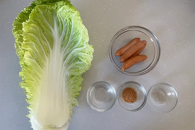 白菜とウインナーのコンソメ蒸しの下準備 その1
