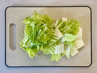 白菜とウインナーのコンソメ蒸しの下準備 その2