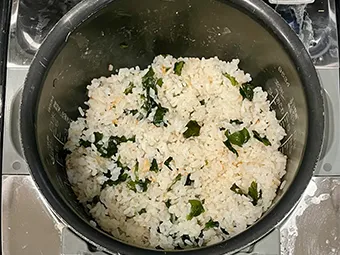 鮭のちゃんちゃん焼き&白菜とウインナーのコンソメ蒸し&わかめごはん 炊飯4