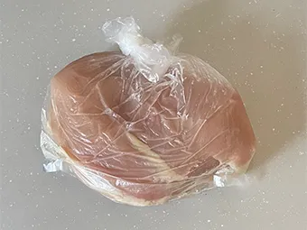 ネギだれ蒸し鶏の下準備 その2