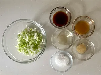 ネギだれ蒸し鶏の下準備 その3