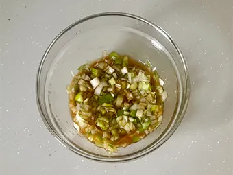 ネギだれ蒸し鶏の下準備 その4