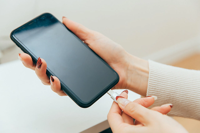 スマホを充電するときの電気代はいくら？バッテリー消費を抑える方法も紹介