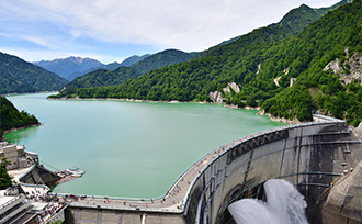 ダムの水を用いて発電する揚水発電