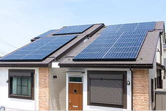 自宅に設置した太陽光パネルで発電した電気が蓄電池に貯まるので災害時も安心です。