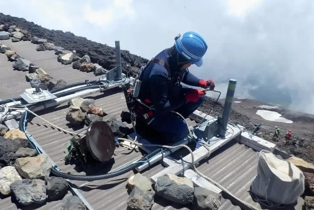 富士山頂での基地局作業の様子