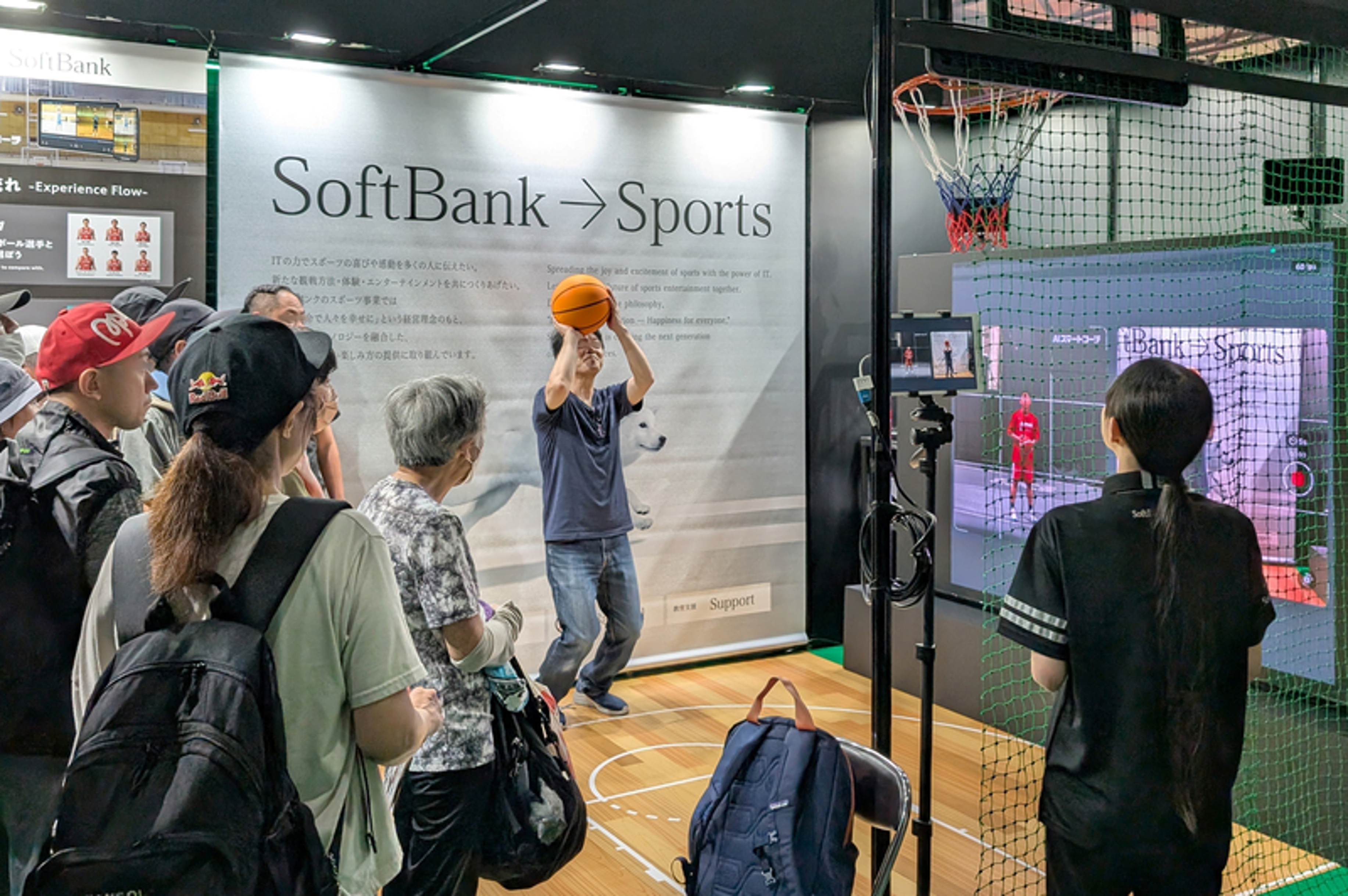 体験ブースでシュートをする様子